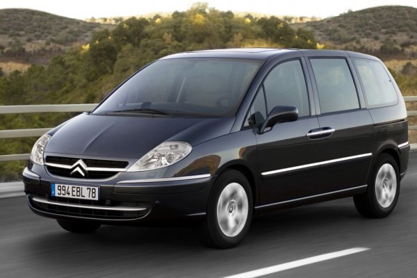 C8 се асемблира в един завод с Peugeot 807. Двата минивана споделят много общи детайли, включително и двигателите. V6 версията на модела Citroen е с мощност от 208 к.с. и е доста скромна &ndash; по-малко от 1000 произведени бройки.