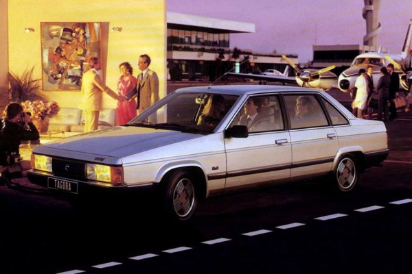 Съперникът на Peugeot 604 получава V6 двигател със 165 конски сили, което го прави най-мощния френски седан по онова време. Производството му приключва само след две години, като с 6-цилиндров мотор са 1200 бройки или 6% от всички направени машини.