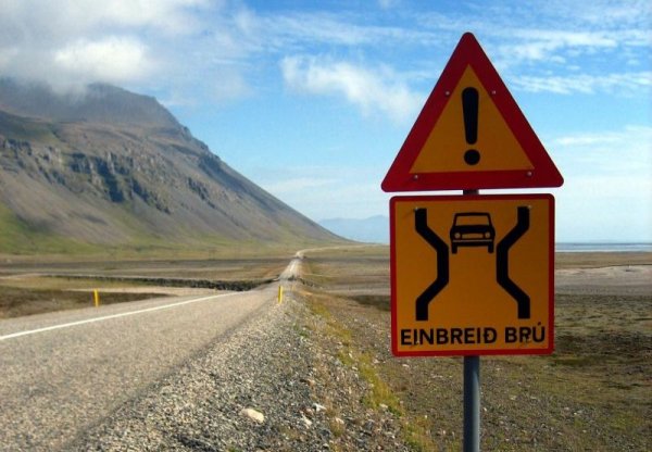 &bull; употреба на алкохол - от 450 евро (макс. допустими промили - 0,5)
&bull; 20 км/ч превишение на скоростта - от 60 евро
&bull; над 50 км/ч превишение на скороста - от 90 евро
&bull; преминаване на червено - от 100 евро
&bull; неправилно изпреварване - от 90 евро
&bull; неправилно паркиране - от 10 евро
&bull; разговор по мобилния телефон - 65 евро
&bull; каране без предпазен колан - 30 евро
