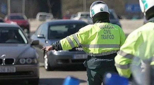 &bull; употреба на алкохол - от 500 евро (макс. допустими промили - 0,5)
&bull; 20 км/ч превишение на скоростта - от 100 евро
&bull; над 50 км/ч превишение на скоростта - от 600 евро
&bull; преминаване на червено - 200 евро
&bull; неправилно изпреварване - от 200 евро
&bull; неправилно паркиране - до 200 евро
&bull; разговор по мобилния телефон - от 200 евро
&bull; каране без предпазен колан - от 200 евро
