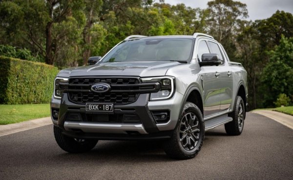 1. Ford Ranger - 62 593
2. Toyota RAV4 - 58 718
3. Toyota Hilux - 53 449
4. Isuzu D-Max - 30 194
5. Mitsubishi Outlander - 27 613
6. Ford Everest - 26 494
Безкрайно далечен пазар от българския - и в буквален, и в преносен смисъл. Вероятно е въпрос на месец или два Toyota RAV4 да излезе на върха тук, след близо 100% ръст през 2025. Японците са първи и при марките с 226,000 продажби, пред Ford с 98,000 и Mazda - 96,000. Общо шест от водещите десет бранда са японски, два са корейски и един - китайски (MG).
