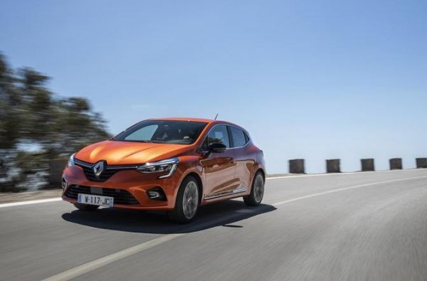 Французите преживяха сериозна криза в края на 2020 и началото на 2021. Загубеният пазарен дял спрямо 2019 е 1.29%, и общо Renault държи вече само 5.72%. 
За първото полугодие Renault е на пето място в Европа с 367 128 продажби, при 584 000 за същия период на 2019. 
