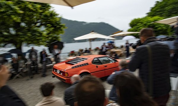 Тази конкретна бройка е купена от американския рокаджия Кристофър Крос, след като спечелва пет награди "Грами" за дебютния си албум. Тя е номер 216 от общата производствена серия от едва 453 М1. 