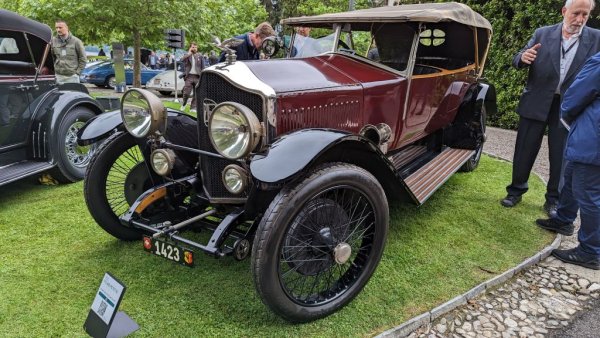 Ако не сте чували това име, не се притеснявайте - то е известно само на най-големите познавачи. Piccard-Pictet е швейцарски производител на луксозни автомобили от началото на ХХ век, конкурент на Rolls-Royce. Наричана за по-кратко Pic-Pic, компанията била основана през 1905 в Женева, а след Първата световна война решила да се насочи към най-високите пазарни сегменти. Тази кола първоначално била използвана като състезателен болид, преди да бъде дадена на френския майстор на каросерии Жак Саучик (всъщност Яков Саучик, емигрант от Украйна) за преработката й в семеен луксозен модел. 
