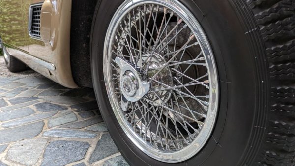 Неин първи купувач - срещу баснословните за онова време 6400 долара - е прочутият американски певец и ТВ водещ Еди Фишър. Той я купува като подарък за втората си жена, която е не друга, а Елизабет Тейлър. След развода им Фишър я отстъпва на свой близък приятел, чието името вероятно също ще ви прозвучи познато - Антъни Куин. Загубена за десетилетия и след това реставрирана в Модена, колата днес е част от японска колекция. 

