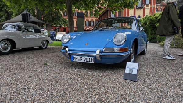 На 12 септември 1963 Porsche представя 901 - дългоочаквания наследник на морално остарялото 356. Оказва се обаче, че числата, завършващи на 01, са запазени от Peugeot, и само няколко месеца по-късно моделът е прекръстен на Porsche 911. Тази бройка обаче е отпреди това. 
