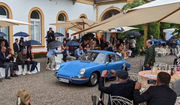 Тя всъщност е предпроизводствен прототип, с който младият Фердинанд Пиех, тогава шеф на отдела за разработване на двигатели, тества новия модел. След това колата е карана от легендарния инженер Ханс Мецгер, а през 1968 е подарена на съвсем младия още Алоис Руф, бъдещия шеф на тунинг ателието Ruf. Той самият я караше този уикенд във Вила д'Есте. 
