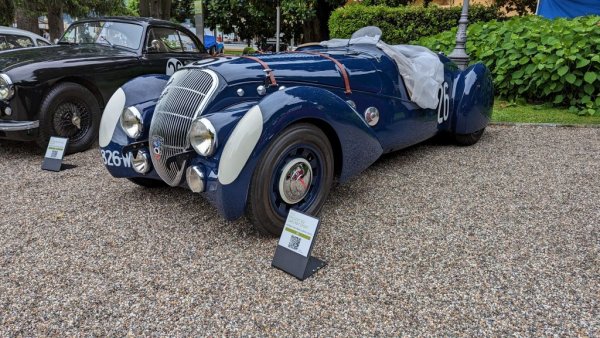 Peugeot не е марката, която бихте очаквали да видите в един престижен конкурс за елегантност. Но пък и това не е типичното Peugeot. Проектирано по молба на френския автомобилен ентусиаст Емил Далма като отговор на BMW 328, то съчетава късото шаси на Peugeot 302 с широката следа и надеждния двулитров двигател от Peugeot 402. 