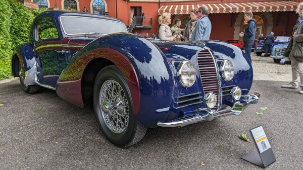 През 30-те години американката Лили О'Райли Шел - едновременно бизнес дама, състезателен пилот и мениджър на отбор - успява да убеди френския производител Dalahaye да изработи четири специални състезателни автомобила за нейния тим Ecurie Blue. Тоа именно е Dalahaye 145. По онова време германците Auto Union и Mercedes, щедро подкрепяни от правителството на Хитлер, господстват по състезателните трасета. Френското правителство обявява награда от 1 милион франка за първия автомобил, който успее да измине 200 км със средна скорост над 147 км/ч, и впоследствие да се бори на равна нога с германците. Рене Драйфус, пилот от тима на Шел, успява да го постигне с едно от четирите Delahaye 145. Bugatti прави опит да подобри постижението му, но автомобилът им се чупи. 
