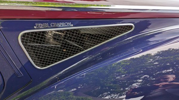 Това тук обаче не е "милионната кола", а една от другите три, която след войната получава елегантна нова каросерия от големия майстор Анри Шапрон. 12-цилиндровият двигател се поврежда и е заменен от по-малък, но после днешният собственик на колата успява да го издири и възстанови напълно. 
