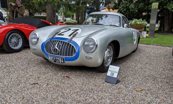 Началото на една легенда: на 14 юни 1952 този Mercedes с номер 7 и невиждани дотогава врати тип "чайка" стартира в Льо Ман. В онези години Mercedes е много зле с парите и състезателната кола трябва да се прави от канап и тел. Понякога съвсем буквално - за икономия всички работни модели на конструктора Руди Уленхаут са именно телени. 
