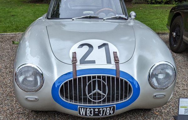 Накрая Уленхаут успява да създаде рама, тежаща само 60 килограма, но тя не позволява монтирането на нормални врати. Шефът на тима старателно изучава вратичките в правилника и все пак успява да вкара колата в Льо Ман, където Херман Ланг и Фриц Рийс печелят с нея една от най-запомнящите се победи. 300 SL не е най-бързата кола на трасето, но е много лека благодарение на алуминиевия си корпус, и много аеродинамична. 
