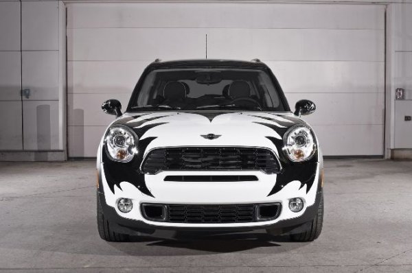 Четири Mini Countryman изрисувани в стила KISS. Създадени са с благотворителна цел за децата на Япония, пострадали от земетресението и последвалото опустошително цунами.