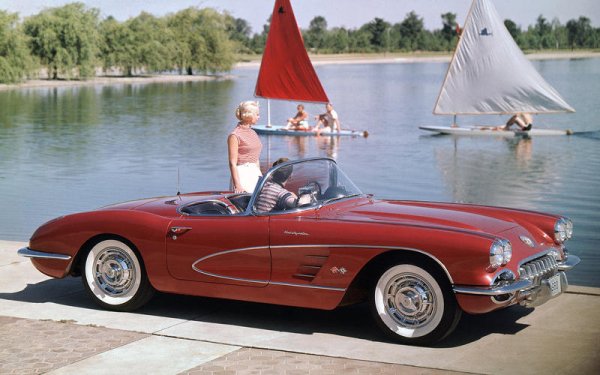 Двигателят Small Block V8 е създаден като 4,7-литров V8 за Chevrolet Corvette (на снимката) и за седана Bel Air (на снимката). След това GM го ползва за най-различни модели, някои от които са на пазара и в наши дни. От този мотор са произведени над 100 милиона бройки.

Поставя се на ACADIAN, BEAUMONT, BUICK (Roadmaster), CADILLAC (Brougham, Escalade, Fleetwood и Fleetwood Sixty Special), CHECKER (Marathon и Taxi), CHEVROLET (Bel Air, Camaro, Caprice, Chevelle, Corvette, El Camino, Express, Impala, Monte Carlo, Monza, Nova, Suburban и Tahoe), GMC (Carryall, Savana, Sierra, Suburban и Yukon), GORDON KEEBLE, HUMMER (H1), ISO (Grifo и Lele), OLDSMOBILE (Custom Cruiser, Omega и Starfire), PONTIAC  (Bonneville, Firebird, Grand LeMans, Grand Prix, Parisienne, Sunbird и Ventura).
