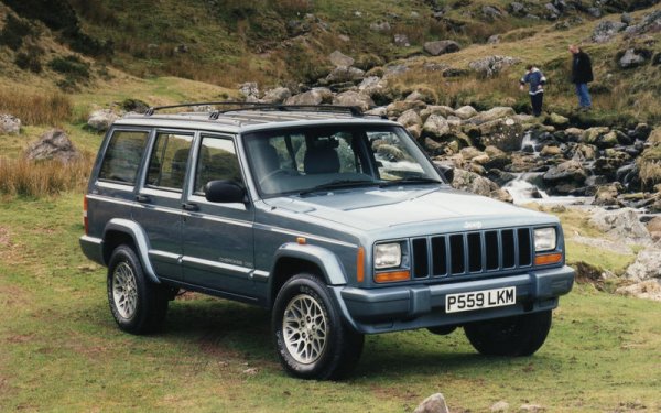 American Motors Corporation пуска този мотор през 1964 година за специална версия на марката Rambler, наречен Typhoon. След като обемът е увеличен до 4,0 литра, той се поставя на първия Jeep Cherokee. Използва се до 2006 година, като за последно това става на Wrangler.

Поставя се на AMC (Concord, Eagle, Gremlin, Hornet, Javelin, Matador, Pacer, Rebel, Spirit),  Jeep (CJ, Cherokee, Comanche, Commando, Gladiator, Grand Cherokee, Wrangler и Wagoneer), PARS (Khodro Arya и Khodro Shahin), RAMBLER (Ambassador, American, Marlin, Rebel и Typhoon), RENAULT (Rambler).
