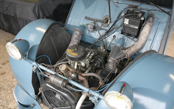 Двигател с 2 цилиндъра и водно охлаждане на Citroen през годините увелича обема си от 375 на 602 кубически сантиметра, като се използва и от модели на марките Acadiane, Ami, Bijou, Dyane, Mehari.
