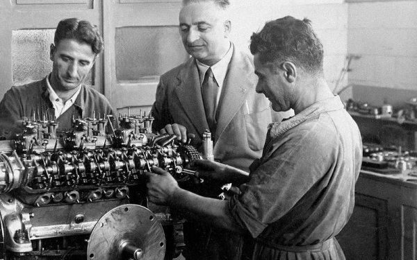 Веднъж Енцо Ферари попитал инженера Джоакино Коломбо какво може да се направи с двигателя 1500 (на снимката). Отговорът е: "Maserati има 4 цилиндъра, британците - 6, Alfa Romeo - 8, така че ние трябва да имаме 12". Ферари се съгласява и така се появява един от най-великите мотори на марката през XX век. За последно е използван при модела 412 през 1989 година.

Използва се при FERRARI (125 S, 250, 275, 330, 365, 400, 412, Daytona и Superamerica).
