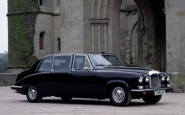 Моторът с 6 цилиндъра за първи път се появява при модела XK120, който дебютира през 1950 година. В продължение на 20 години той е единственият двигател, поставян на всеки модел на Jaguar. Първоначално е с обем 3,4 литра, после е намален до 2,4 литра, а накрая достига 4,2 литра, като в този си вариант се използва при Daimler DS420 (на снимката).

Използва се от DAIMLER (DS420 и Sovereign), JAGUAR (240, 3.4-litre, 420, S-Type 1960s, E-Type, Mark 2, Mark 7, Mark 8, XJ6, XK120, XK140, XK150 и XK SS), PANTHER (De Ville и Panther J72).
