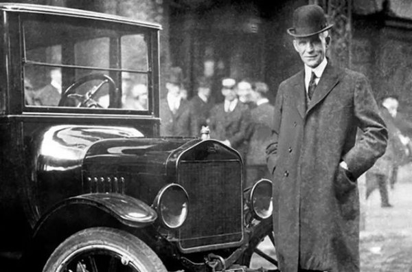 „Хенри постави света на колела“, казаха хората и бяха прави. Той създаде и започна да произвежда Ford Model T, който веднага постигна успех и стана толкова популярен, че за 19 години (от 1908 г.) бяха произведени 16 милиона екземпляра, включително един милион извън САЩ. 

Този автомобил беше удивително прогресивен, използвайки стомана с висока якост за своето шаси и дърво от кутии за опаковане на части за подовата настилка. Преди всичко, в сравнение с европейските коли това време, той беше лесен за управление, здрав и усъвършенстван.