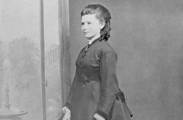 Съпругата на пионера в производството на автомобили, а не самият изобретател, е тази, която открива концепцията за пътуване с кола. Карл Бенц беше толкова обсебен от самата машина, че дори не си направи труда да монтира резервоар за гориво, но една лятна сутрин през 1888 г. младата му съпруга Берта взе двамата им сина и прототипа на Бенц, оставяйки бележка, в която казваше, че я посещава майка в Пфорцхайм. 

Тя пали колата и просто потегля на път.Разстоянието от 170 см от Манхайм отне 15 часа заради повреди, които Берта отстрани сама. Нейното успешно пристигане (и завръщане) показа, че колата е инструмент за пътуване, а не просто техническо любопитство.