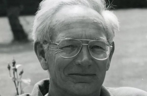 Ръководител на отдела за нови проекти в Rover от 1959 г., Кинг беше един от най-великите инженери на Великобритания и истинският баща на Range Rover. Той работи с Гордън Башфорд не само за проектирането и разработването на прогресивния механичен пакет на автомобила (меки пружини, самонивелиране, централен диференциал), но и за изграждането на алуминиевия прототип на каросерията, който се превърна в вдъхновение за изключително важния външен вид, помогнал за оформянето на всяка гама Rover оттогава. 

Скромният Кинг винаги омаловажаваше последното, настоявайки, че проектирането на тялото е изисквало „само 0,1%" от неговото време и това Башфорд.