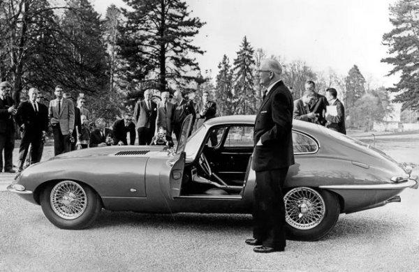 Снимките на основателя на Jaguar са склонни да го показват като възрастен, облечен в костюм индустриалец, но постиженията на Лайънс показват колко наистина прогресивен е бил той на много фронтове. Издигнал се от изграждането на кошове за мотоциклети и поставянето на тела върху коли на други хора, творческото му нетърпение го накара бързо да произвежда бързи и мощни модели като великолепния SS Jaguar 100 от 1937 г. 

Сър Лайънс имаше инстинктивен дизайнерски поглед, който му помогна да създаде поредица от необикновени следвоенни автомобили, започвайки със спортния автомобил Jaguar XK120. Най-голямото му постижение със сигурност е E-Type. Човек едва ли може да си представи как е изглеждал той сред обикновените коли от 1961 г.