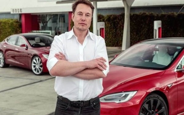 В момента е в новините и заради SpaceX - неговата &bdquo;друга&ldquo; компания. Мъск превърна Tesla в най-големият производител на електрически автомобили в света чрез чиста, неумолима отдаденост на идеята, че изгарянето на изкопаеми горива за задвижване на автомобили е погрешно. 

Неговият твърдомислещ подход често го е поставял в противоречие с властите и конкурентите, но той успя както да разшири бизнеса си, като се възползва от цялата налична държавна помощ, така и да развие автомобилната технология. Tesla все още не е не носи свръхпечалби дори след 12 години производство, но Мъск все още успява да накара инвеститорите да го обичат.