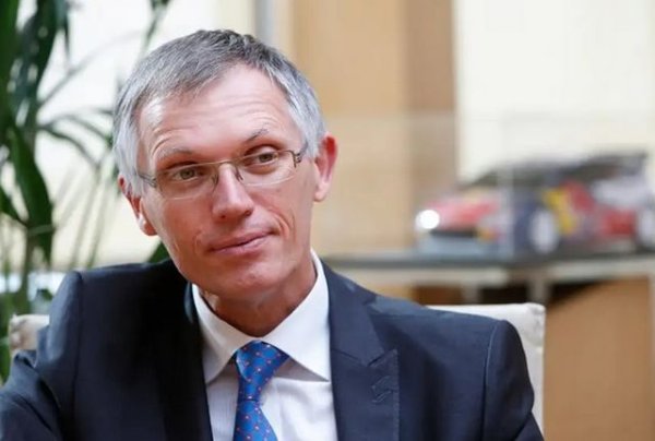 Португалският шеф на PSA Group казва, че е щял да да бъде професионален състезателен пилот, ако е притежавал малко повече способности. Вместо това той е талантлив състезател аматьор &ndash; както и водещ световен лидер в автомобилната индустрия с дарби да вижда какво наистина трябва да се направи и да предава трудни послания спокойно. 

Тавареш напусна Renault след звездна кариера, като информира шефа си Карлос Гон, че иска да бъде началник на автомобилна компания. Скоро той пое тази роля в PSA и оттогава печели похвали за успешното поглъщане на Opel. Сега, когато работи върху по-нататъшно сливане с Fiat Chrysler Automobiles.