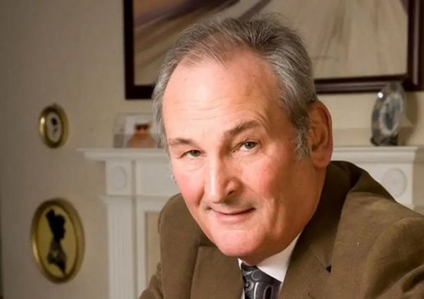 Нобъл е типът запален англичанин, какъвто много от сънародниците му биха искали да бъдат. Решителен, откровен и изключително смел, той се забелязва като пилот на успешния автомобил с рекорд за сухопътна скорост Thrust 2 през 1983 г. След това води свръхзвуковия опит на Andy Green Thrust SSC от 1997 г. и помага за стартирането на офертата за Bloodhound. 

Това обаче са само три от 11 високорискови проекта, в които Нобъл е участвал, включващи автомобили, лодки и леки самолети. Нищо чудно, че скорошната му автобиография е озаглавена &bdquo;Поемете риск!&ldquo;. Изключително патриотичен, Нобъл страстно вярва, че проекти като неговия трябва да се използват за насърчаване на учениците да преследват кариера в науката и технологиите.