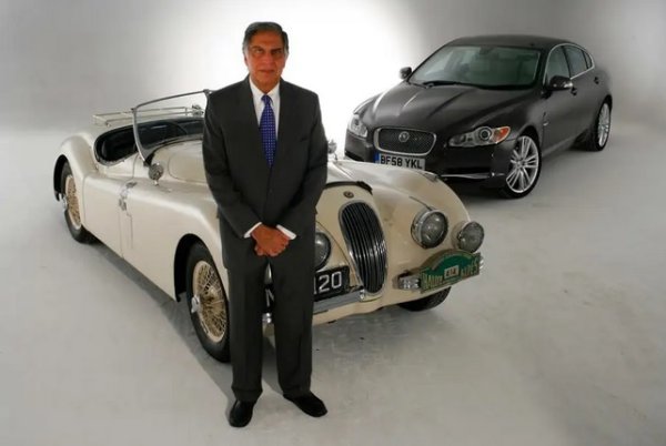 Ръководител на изключително успешната индийска компания Tata, когато тя придоби Jaguar Land Rover през 2008 г. Ратан Тата беше любител на Jaguar от ранните си години. След сключването на сделката, Tata направи много, за да създаде култура на любителите на автомобилите в JLR, която даде по-голяма творческа свобода на талантливите хора. Това доведе до появата му като най-големия производител на автомобили в Обединеното кралство, въпреки неуспехите през рецесията от 2008-2010 г.

 Тихо говорещ и скромен мъж със страхотно присъствие, Тата е отличен пример за човек, който упражнява влияние на най-високите нива, без да прибягва до агресия или злоба