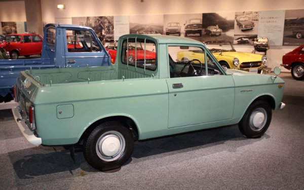 Honda представи градски пикап с име P800 през 1966 година - почти четири десетилетия преди да пусне оригиналния Ridgeline в САЩ. Това беше еволюция на микробуса L800, който замени L700 и беше насочен предимно към търговски потребители на японския пазар. Производството продължи малко повече от година.

Построени са само 7275 бройки от L800, но само 1079 от тях бяха продадени. Това го прави най-редкият автообил на Honda. Никой не знае колко от тези машини са останали здрави до наши дни, но със сигурност броят им никак не е голям.