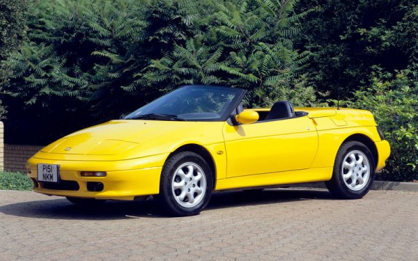 Kia закупи правата за Elan от Lotus и пусна колата през 1996 година, като направи няколко модификации по нея. Корейската компания преработи задните светлини и замени 1,6-литровия двигател на Isuzu с 1,8-литров. В крайна сметка бяха произведени 1056 бройки от Kia Elan, като повечето бяха продадени в Южна Корея, но малка част от тях стигаха до Япония и САЩ.