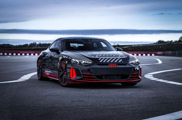 Доскоро феновете на марката от Инголщад със завист гледаха великолепното Porsche Taycan и с нетърпение очакваха Audi да направи електромобил. Търпението им беше възнаградено и през пролетта стартират продажбите на седан на ток, който е на платформата на Taycan, а като дизайн повтаря до голяма степен концепта e-tron GT от 2018 година.

Производството на автомобила стартира още през миналата година в Некарзулм, където се сглобява и суперколата Audi R8. Очаква се и гореща версия RS, която ще развива 600 к.с. и ще ускорява от 0 до 100 км/ч за 3,5 секунди.