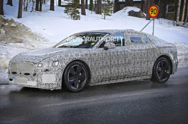 Класическият седан на Jaguar вече е история, като той беше свален от производство още през 2019 година. Неговият напълно електрически наследник е изграден на модулната платформа MLA (Modular Longitudinal Architecture), като трябваше да бъде показан през 2020 година, но зарази проблемите с коронавируса премиерата му беше отложена за третата четвърт на 2021 година.

Впрочем, дали ще видим първия в историята екологично чист XJ е голям въпрос. Твърди се, че новият бос на марката Тиери Болоре се съмнява в пазарните перспективи на електромобила, за чиято разработка вече са похарчени няколко десетки милиона долара. Така че, очакваме последното решение за бъдещето на този проект.