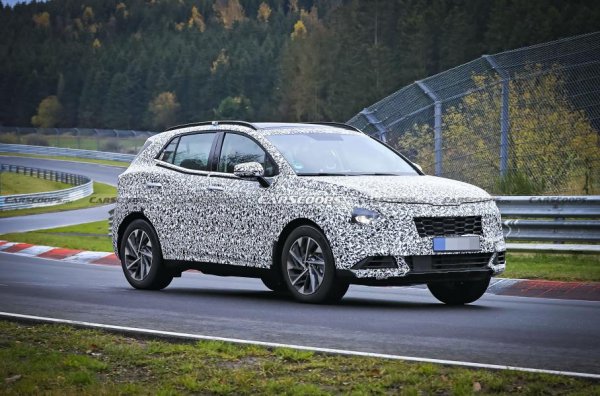 Четвъртото поколение на кросоувъра Tucson стана една от основните премиера на Hyundai през последните години. Моделът получи радикално променен дизайн с впечатляваща решетка на радиатора и съвременен цифров салон. Сега идва ред на братчето му Kia Sportage, което ще дебютира през пролетта.

Все още се гадае, докъде са стигнали дизайнерите на марката при промяната на добре познатата външност на Sportаge. Засега има снимки само на прототипи, покрити с камуфлаж, но дори и така се вижда, че сериозни разлики с предшественика ще има, като те ще засегнат предната част на каросерията и главата оптика.