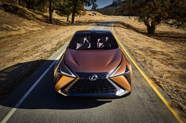 В гамата на премиум-бранда се стигна до парадоксална ситуация - рамните всъдеходи остават, кросоуъри с с различи размери до RX също има, но отсъства флагмански SUV. А само преди няколко година компанията показа концептуалния модел LF-1 Limitless, чийто сериен вариант ще трябва да заеме това място.

Така, през 2021 година експерименталният SUV с нестандартна външност ще се превърне в сериен здравеняк с дължина от над 5 метра. Твърди се, че той ще поучи 3,4-литров V6 с два турбокомпресора и мощност 422 к.с., както и хибриден силов агрегат със съвкупна мощност 359 к.с. Той включва 3,5-литров двигател с 6 цилиндъра и два електромотора. Вероятно ще има и топ-версия с 600 коня.