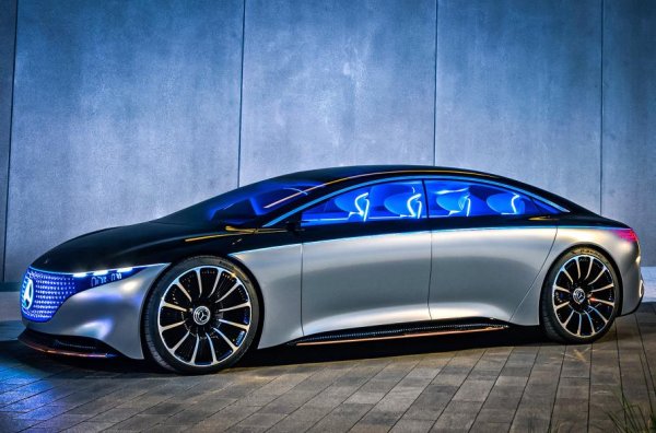 Все още не са отшумели салютите в чест на новата S-Class и компанията от Щутгарт отново привлече внимание, като обяви, че ще пусне на пазара и лифтбек EQS. Това ще бъде най-безопасният и най-технологичен автомобил в историята на компанията. Той ще получи сложна и мощна система за филтрация на въздуха, която е част от новата стратегия за лукс (Progressive Luxury). Тя ще дава на клиентите на Mercedes-Benz достъп до иновационни технологии и екологични сервизи за мобилност.
На върха на гамата на новия модел ще се разположи версия с над 600 конски сили. EQS обаче няма да бъде единствената "електрическа" новина на марката за 2021 година. Гамата зелени модели, която засега включва кросоувъра EQC и минивана EQV, ще бъде попълнена от компактните модели EQA и EQB, както и от седана EQE.