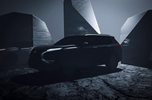 Третото поколение на популярния кросоувър се произвежда от 2012 година, като за този период той беше обновяван много пъти. Така Outlander промени първоначалния си облик и вече изглежда доста по-добре. Очаква се, че неговият приемник ще повтаря концептуалния модел Engelberg Tourer, който прави впечатление с новия фирмен X-образен вид на предната част.

По неофициални данни, новото Mitsubishi е построен на платформата на Nissan Rogue/X-Trail, като ще използва неговите агрегати и оборудване. Премиерата на модела ще се състои през февруари, като първо ще стартират продажбите в САЩ, Канада и Пуерто Рико.