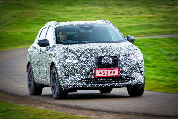 През пролетта на 2021 година ще се състои световната премиера на един от най-важните модели на Nissan - третото поколение на Qashqai. Той ще получи дизайн в стила на субкомпактния Juke и баткото X-Trail. Кросоувърът е построен на модернизираното модулно шаси CMF-C, като получава по-твърда с 41% каросерия, но едновременно с това ще бъде с 60 кг по-лек.

Дизеловите мотори напускат пазара в Европа, като изборът на клиента ще бъде сведен до 1,3-литров турбодвигател със стартер генератор и хибридна модификации, при която двигателят с вътрешно горене няма връзка с колелата и единствено зарежда батерията. Очакват се и кардинални промени в интериора, където ще се появи виртуален приборен панел.