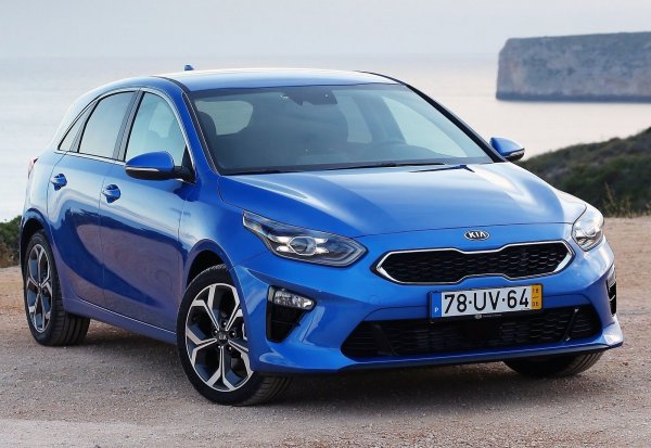 Третото поколение на корейския хечбек дебютира през 2018 г., като от компанията не крият, че с него се целят имено във VW Golf. При смяната на генерациите авточобилът премина на модулната платформа K2, а също така побучи съвременни турбомотори и преселективна скоростна кутия, разработка на Hyundai/Kia. Въпреки това, Ceed така и не успя да се доближи до продажбите на Golf, като не помогна дори основното му оръжие - цената. В Германия тя стартира от 16 690 евро, докато отиващият си Golf VII струва минимум 21 685 евро. 
