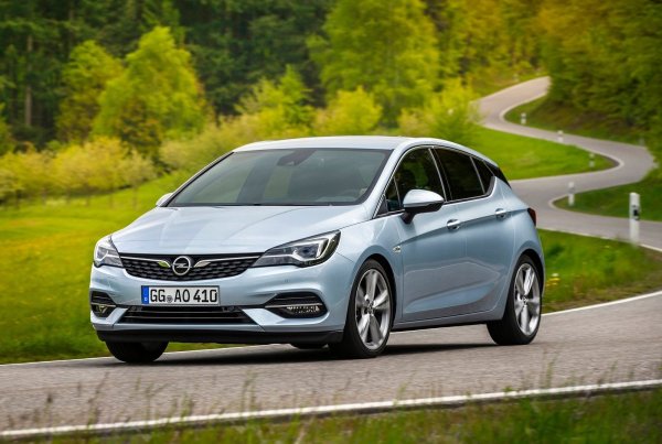 Съперникът на VW Golf от Рюселхайм не е толкова млад - петото поколение на Astra се появи през 2015 г., като използва платформата D2XX на концерна General Motors. Възрастта вече си оказва влияние и моделът не се продава чак толкова успешно, още повече, че и стартовата му цена не е толкова ниска - 19 900 евро в Германия.
