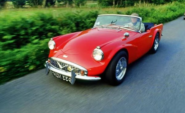 Daimler е едно от най-утвърдените имена в автомобилостроенето, което доставя автомобили на британската монархия от 1902 г. SP250 Dart, задвижван от V8 двигател, е най-известният спортен автомобил на марката. Jaguar купува името през 1960 г. и го използва при своите модели от най-висок клас до 2007 г.

Настоящият собственик на марката е Tata Motors чрез Jaguar Land Rover. Като се има предвид, че компанията майка на Mercedes-Benz се казва Daimler AG, всеки опит за съживяване на британската марка вероятно ще бъде съпроводено от редица правни предизвикателства.
