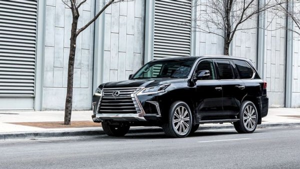 В момента се предлага третото поколение на солидния SUV на Lexus, който получи голям брой подобрения. Отзивите за LX са страхотии и човек би повярвал, че този кросоувър предлага и впечатляващ интериор.