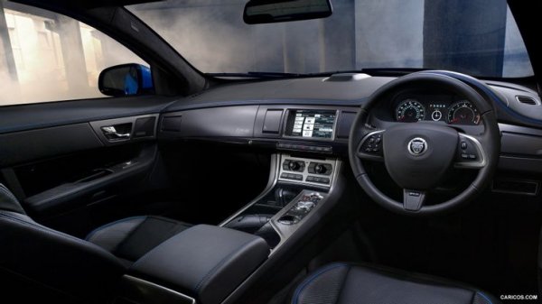 Автомобил от този калибър обаче заслужава по-подходящ интериор. Той трябва да е по-модерен, тъй като сегашният изглежда поостарял и дава едно леко неприятно чувство. Още повече, когато човек се сети, колко пари е платил за тази кола.