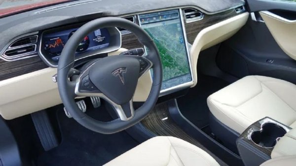 Факт е, че Model S предлага някои наистина тромави и разсейващи функции за развлечение, които в повечето случаи влияят негативно на шофирането. Трябва все пак да се отбележи, че те могат лесно да бъдат обновявани от разстояние.