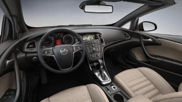 Като цяло интериорът на Cascada предлага усещане за остаряване заради със здравите седалки и технологични функции, които не предлагат поддръжка за Android Auto или Apple CarPlay.