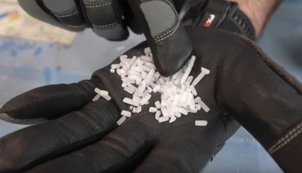 "Сухият" лед е всъщност въглероден диоксид (CO2), който преминава в твърдо агрегатно състояние при температури под -78.5 градуса по Целзий