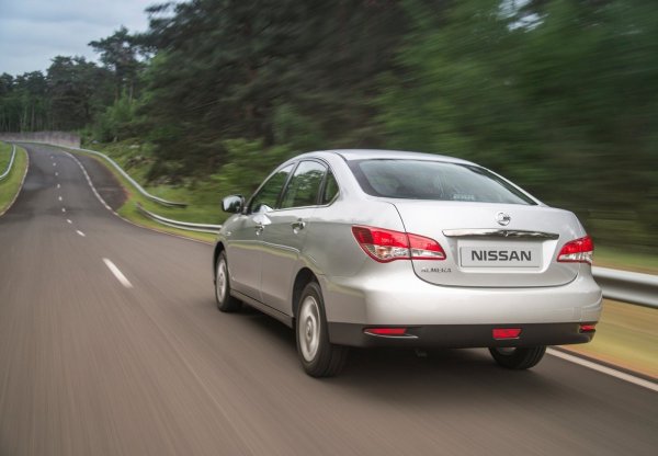 Трябва обаче да се направят някои компромиси, тъй като моделът има сравнително висок разход на гориво и малко впечатляваща динамика. Естествено, трябва да обмислите опции с ръчна скоростна кутия, тъй като автомобилите с автоматична скоростна кутия са много по-скъпи, а и по-ненадеждни.