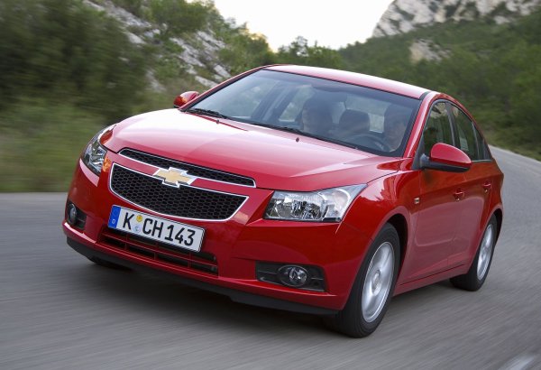 Като цяло това е много достойна алтернатива на Nissan Almera. Тази кола може да не е толкова просторна в купето, но изглежда по-привлекателна и предлага широка гама от възможности. Първото поколение Cruze в оригиналния си дизайн преди фейслифта се намира с 1,6-литров атмосферен двигател и механична скоростна кутия, като това са автомобили, произведени през 2008-2009 г.