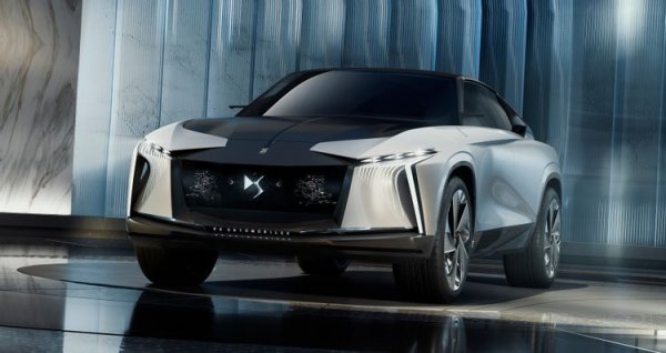 Налагането на премиум-марка на пазара в съвременните условия е доста трудно, но в DS, която е част от френската група PSA и съответно от концерна Stellantis, не се притесняват да взимат сериозни решения в опита си за намиране на първокласни клиенти. Не може да се отрече, че концепцията DS Aero Sport Lounge изглежда наистина модерно на външен вид.

В интериора няма нищо необичайно за съвременен автомобил, освен че са изчезнали всички механични бутони и превключватели, като те са заменени от футуристична комбинация от проекции пред водача и дисплеи. Задвижването е изцяло електрическо, като мощността на агрегата е 671 к.с., позволяващи ускорение от 0 до 100 км/ч за 2,8 секунди.